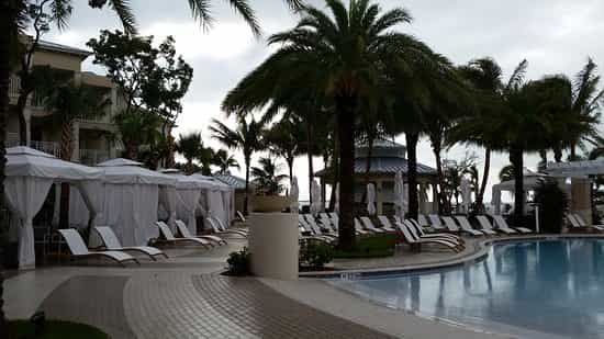 Lounges & Cabanas