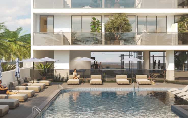 Swimming Pool & Sunbathing Area